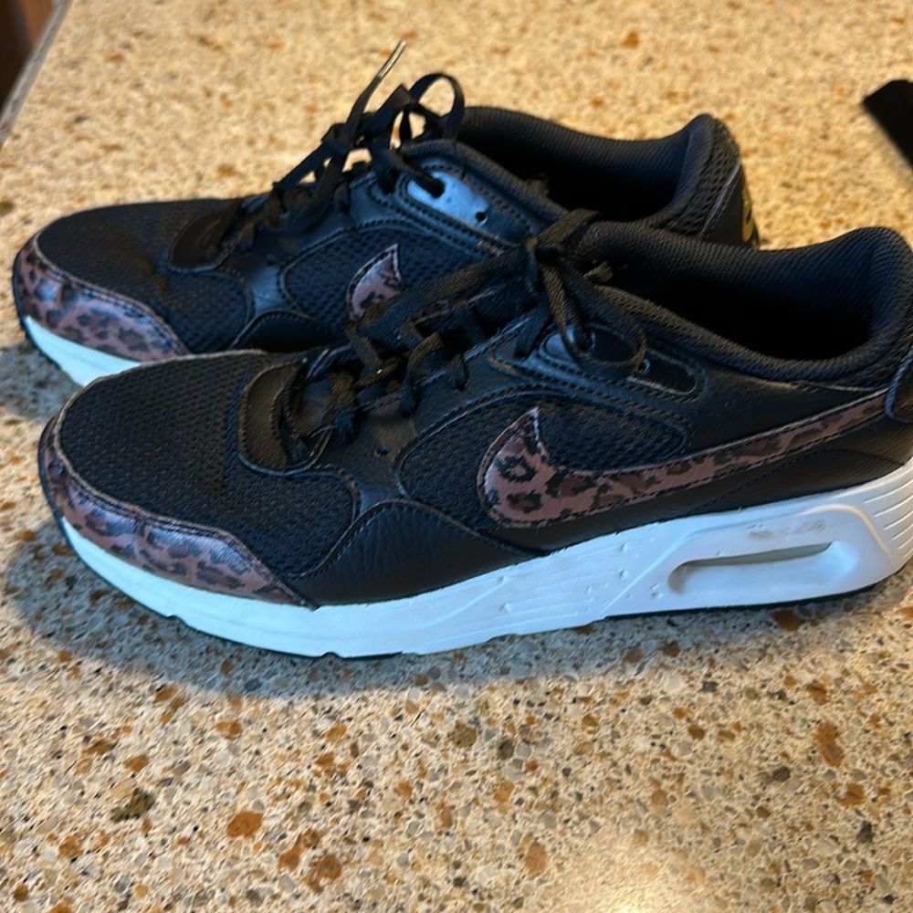 Women’s athletic Nike shoes, size 9. Great condition..